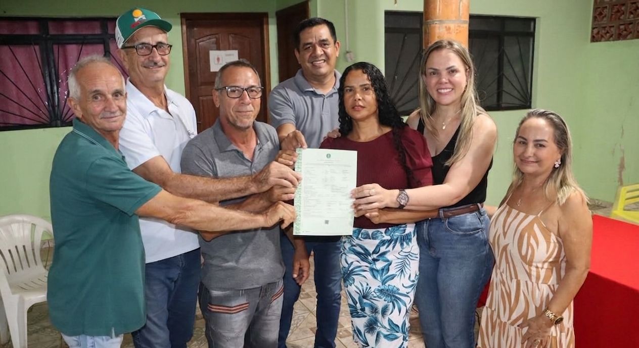 Cláudia de Jesus e Incra entregam títulos rurais aos chacareiros da antiga Embrapa