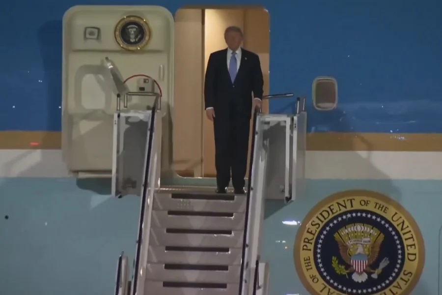 Trump desembarca em Pequim para encontro com Xi Jinping e é recebido com festa
