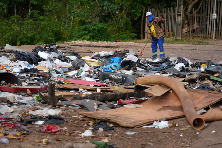 Infrator é obrigado a recolher entulho após ser flagrado pela prefeitura