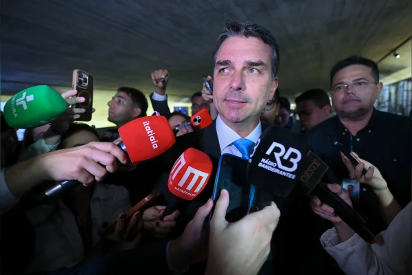 Ministros do Supremo avaliam que Flávio está ferido mas não morto politicamente