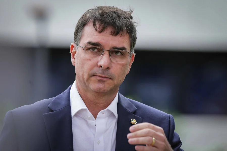 Flávio visita Bolsonaro e escuta do pai após áudios vazados: “Segue firme, filho”
