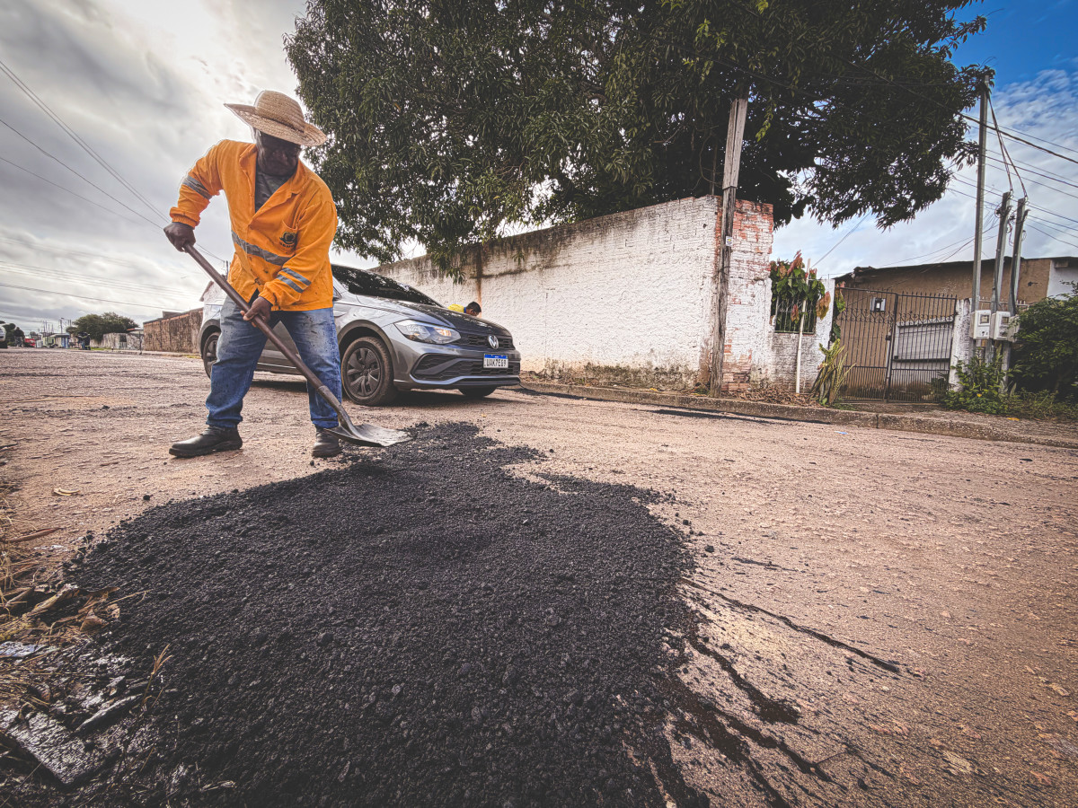 Equipes da Prefeitura  de Porto Velho realizam tapa buraco no bairro Tancredo Neves

