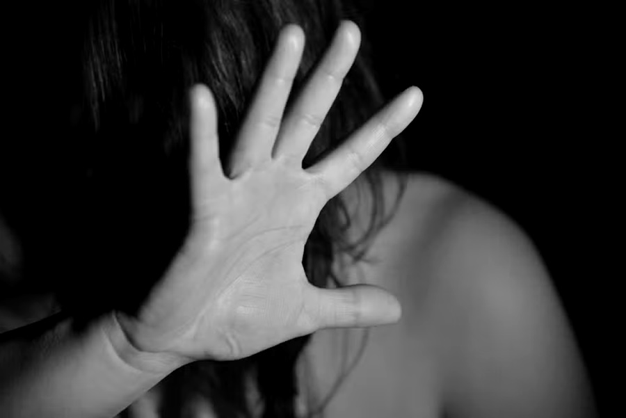 Homem é preso após manter ex-esposa em cárcere privado e agredi-la na frente dos filhos