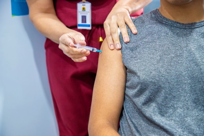 Central de vacinas imuniza desde bebês prematuros até idosos