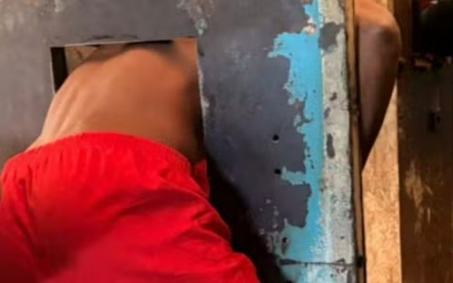 Detento é resgatado pelo  Corpo de Bombeiros após ficar preso em portinhola de cela
