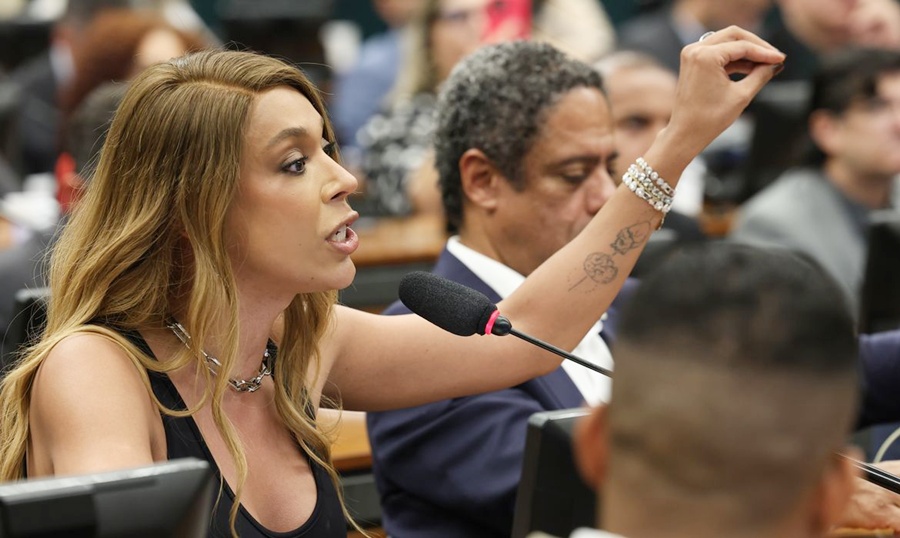 Erika Hilton rejeita negociação sobre compensações na PEC da 6x1