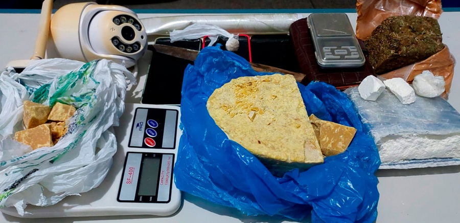 Polícia apreende mais de 2 kg de drogas em casa usada como depósito de facção 