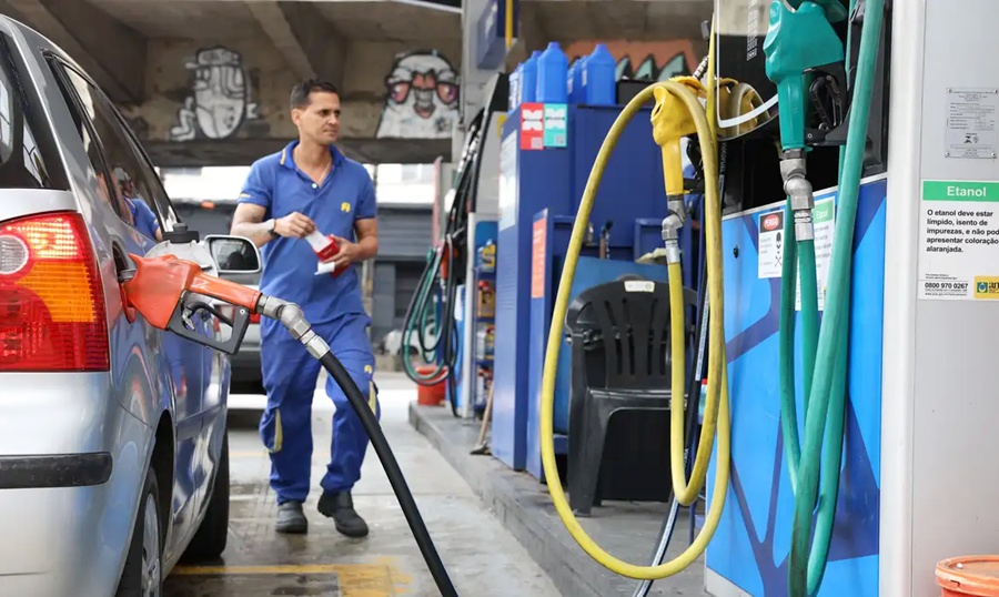 Governo fixa subvenção da gasolina em R$ 0,44 por litro