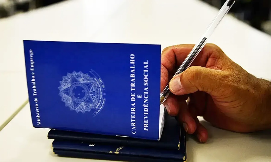 Fim da escala 6x1: base governista propõe corte de 2 horas já para este ano