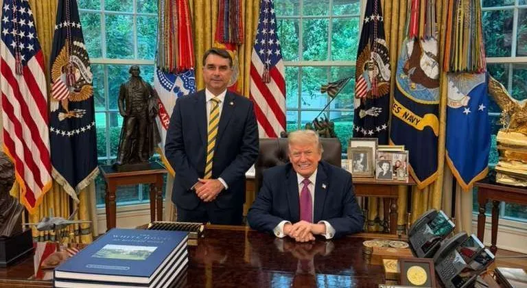 Flávio Bolsonaro se reúne com presidente Donald Trump na Casa Branca
