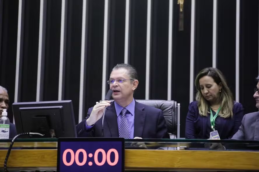 PL apresenta PEC da escala 4x3 e desafia Lula e a esquerda a apoiar: "Três dias de folga"
