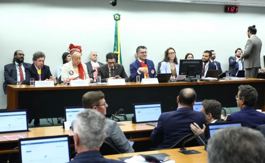 Comissão aprova fim da escala 6×1 mas esquerda segura mudança para véspera da eleição 
