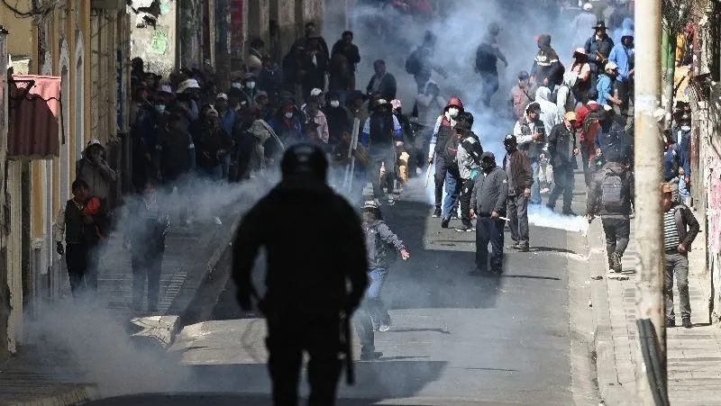 Itamaraty emite alerta para brasileiros na Bolívia em meio a protestos: "Completo caos"
