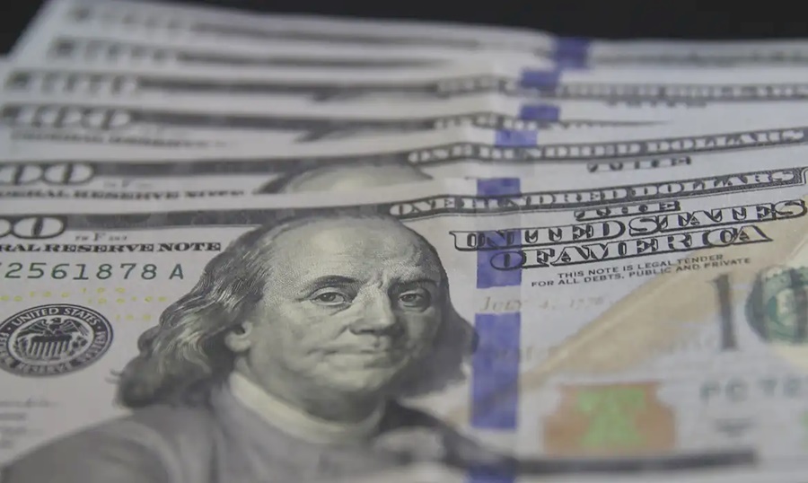 Dólar cai para R$ 5,03 com alívio geopolítico e foco nos EUA