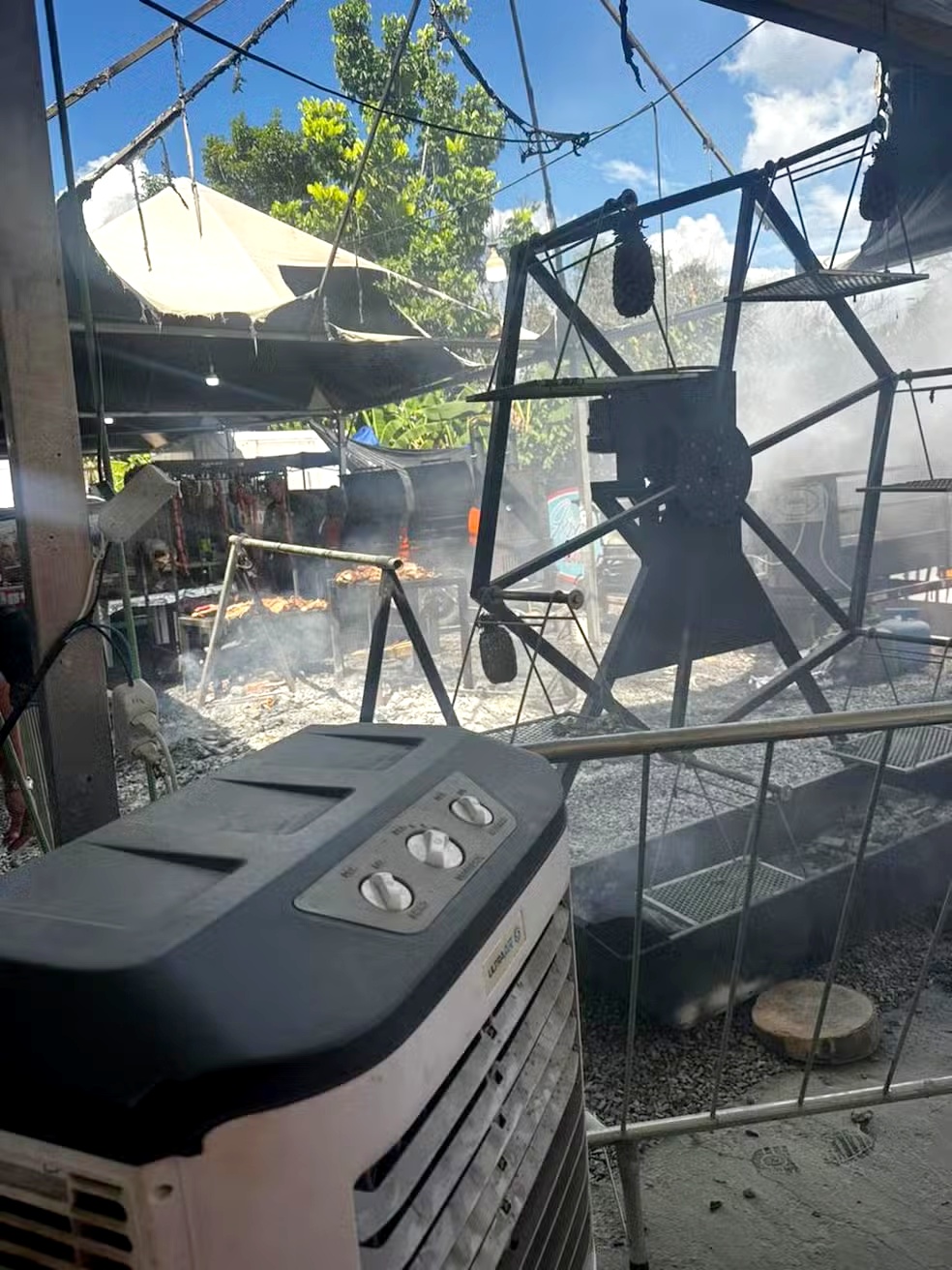 Churrasqueiro fica ferido após princípio de incêndio em estande da Rondônia Rural Show
