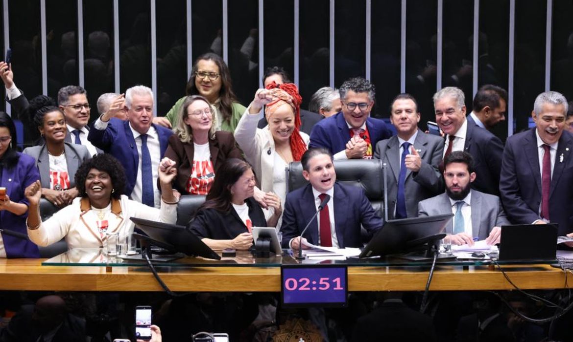 Câmara dos Deputados aprova, em dois turnos, PEC pelo fim da escala 6x1
