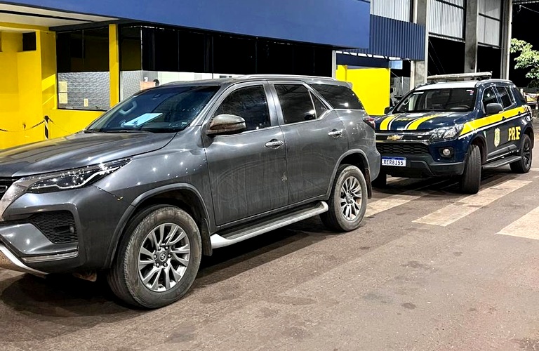 PRF recupera caminhonete roubada em Minas Gerais e prende motorista na BR-364