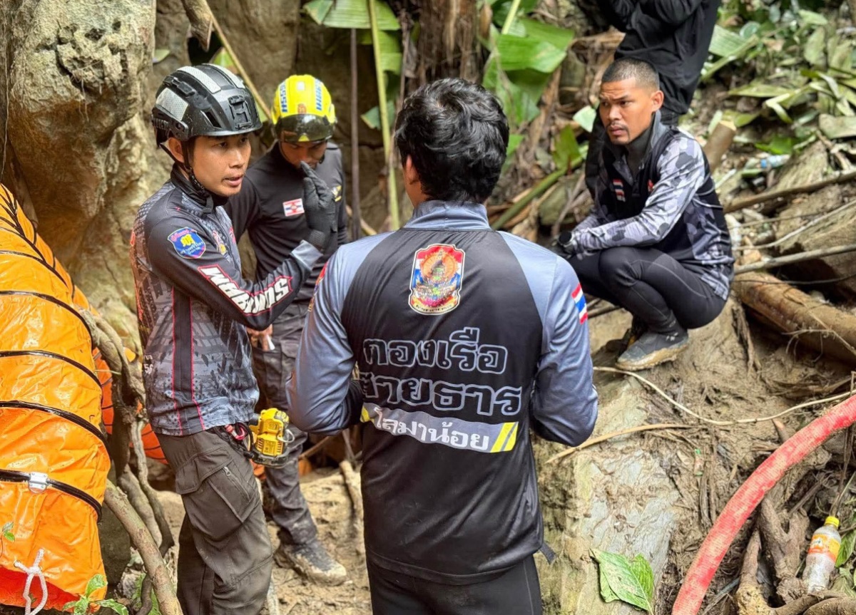 Socorristas levam comida e cobertores para presos em caverna no Laos: "Operação de resgate"
