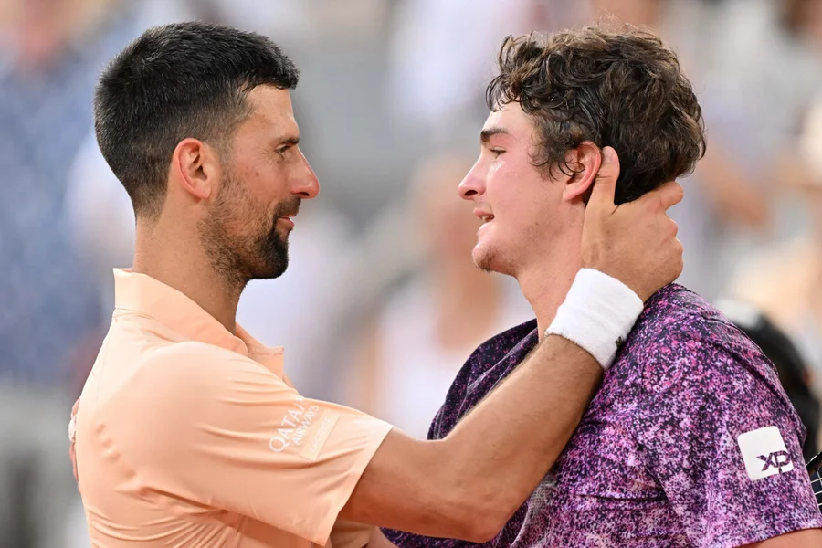 Em jogo histórico, João Fonseca vira contra Djokovic e avança em Roland Garros