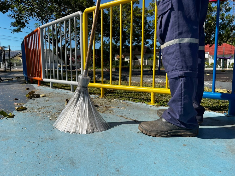 Reeducandos produzem vassouras recicláveis e reforçam serviços urbanos