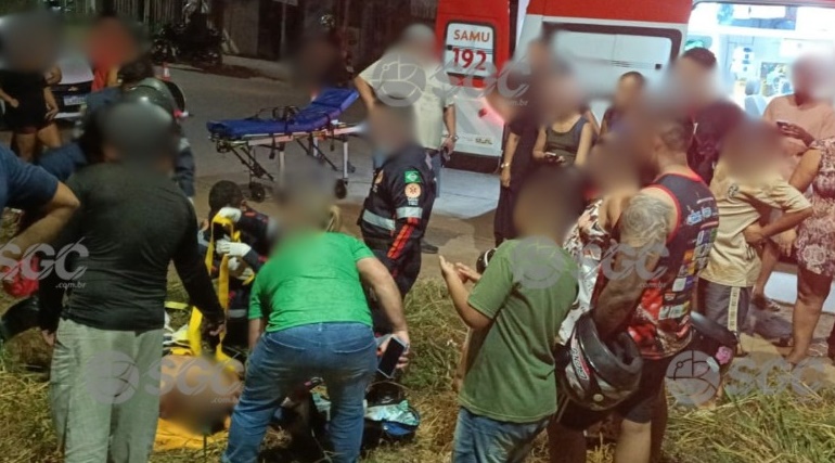 Motociclista fica em estado grave após perder controle da moto e atingir poste 