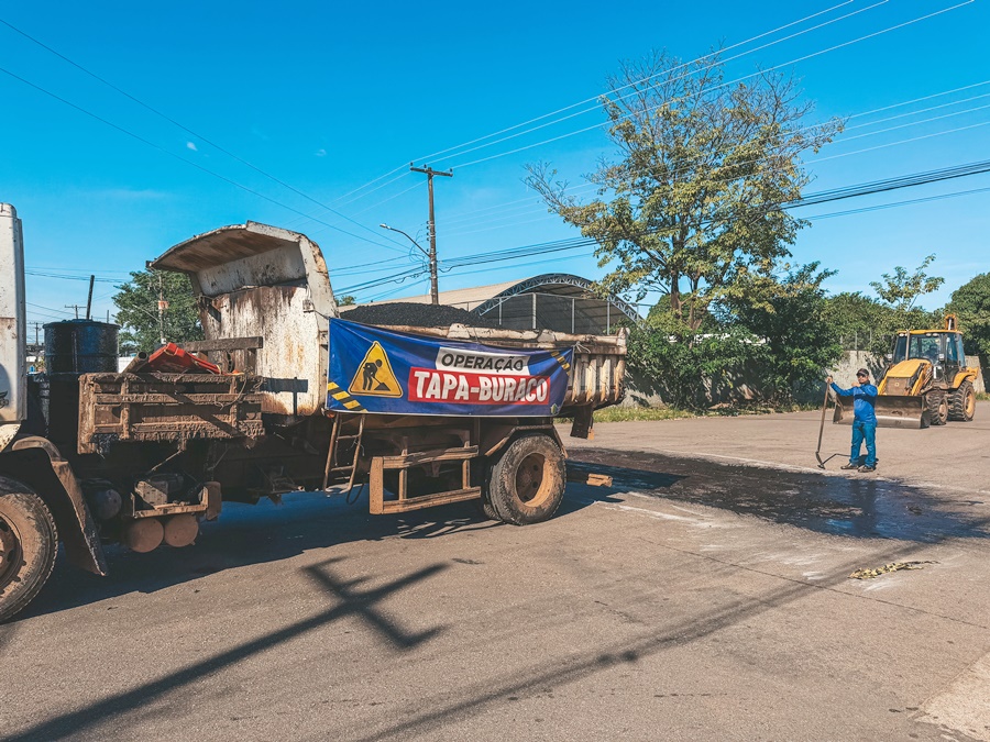Bairro Liberdade em Porto Velho recebe intervenção de tapa-buraco e limpeza