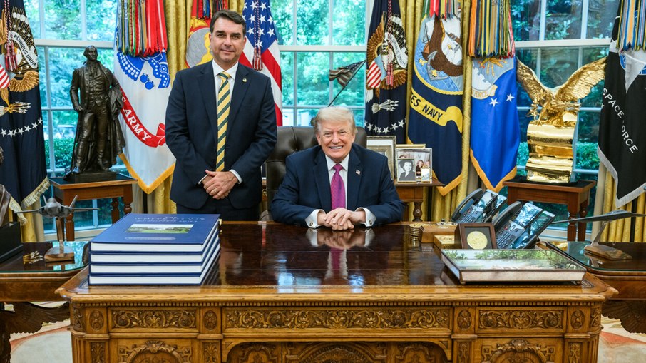 Presidente Donald Trump posta fotos com Flávio Bolsonaro em meio a novo tarifaço
