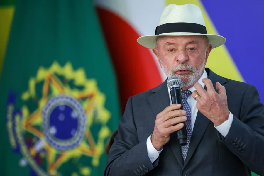 Presidente Lula reage à proposta de tarifaço dos EUA e sobe tom contra Bolsonaros