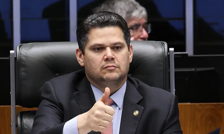 Presidente do Senado Davi Alcolumbre sugere “melhorar” 6x1 e quer passar PEC por comissões