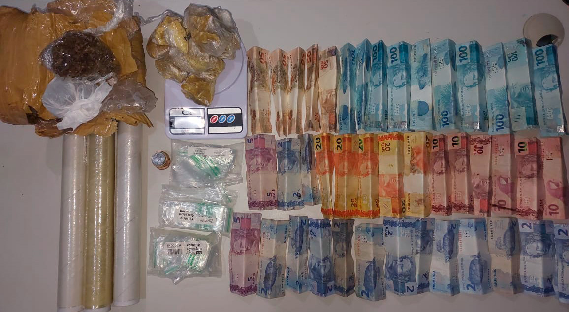 Suspeitos escapam por área de mata e deixam drogas e dinheiro para trás