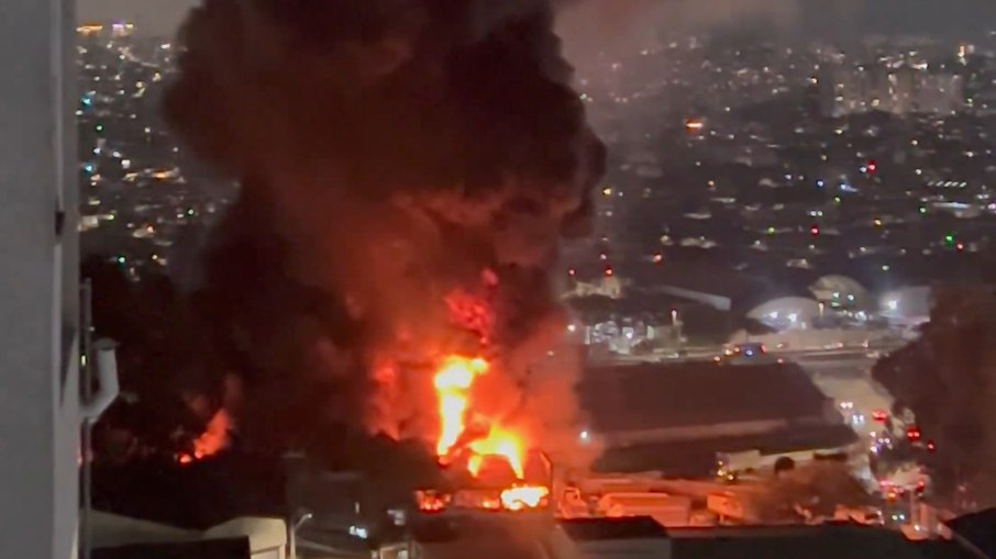 Incêndio mobiliza bombeiros por cerca de dez horas na Região Metropolitana de São Paulo