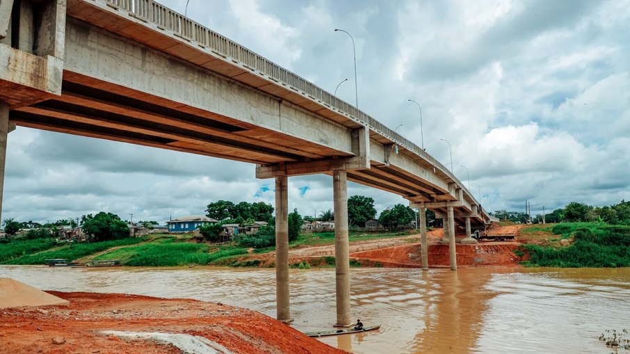 Ponte desaba e deixa ao menos 4 feridos no Acre; estrutura estava interditada 
