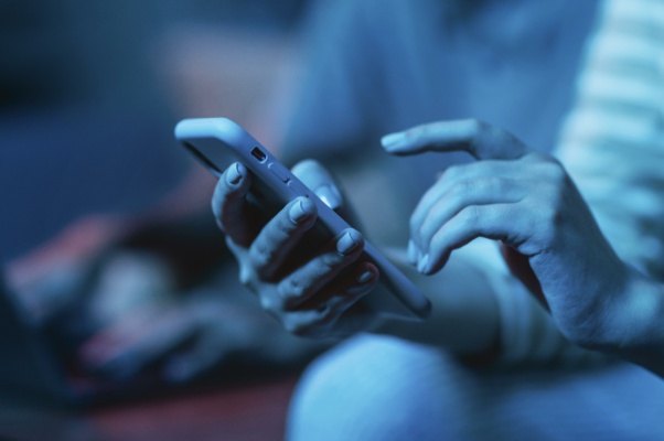 Cobrança de dívida em rede social sem ofensa não gera indenização
