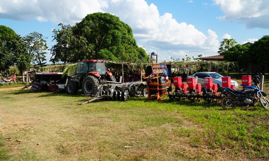 Ieda Chaves entrega R$ 500 mil em equipamentos agrícolas para associação em Machadinho d’Oeste