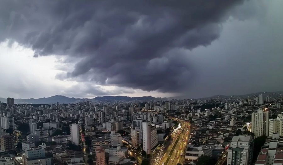 Inmet emite alerta de tempestades e chuvas intensas para oito Estados brasileiros