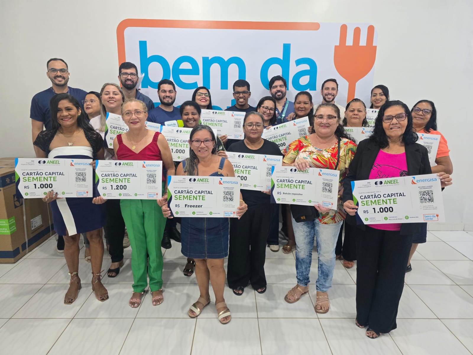 Participantes de curso de empreendedorismo recebem premiações durante solenidade
