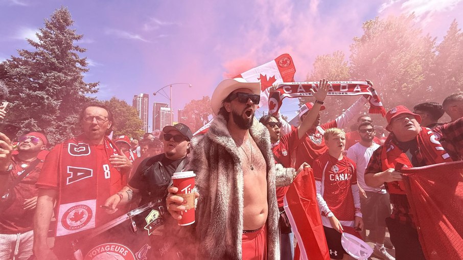 Torcedores do Canadá criam clima de Libertadores antes da estreia da Copa do Mundo
