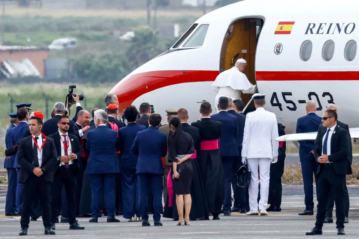 Papa Leão XIV usa jato do rei da Espanha para voltar ao Vaticano após falha em avião
