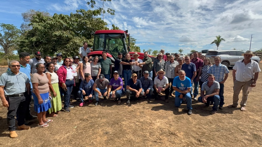 Cláudia de Jesus participa da entrega de trator agrícola de R$ 300 mil para fortalecer agricultura familiar 
