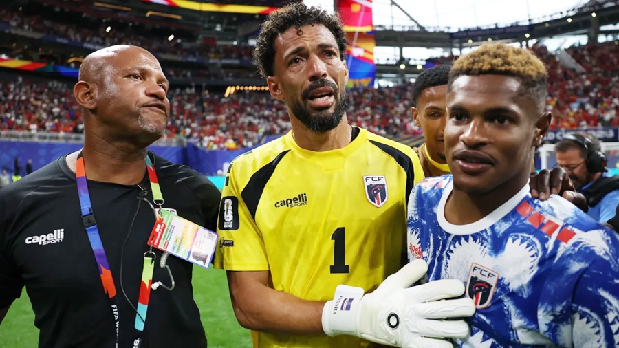 Craque do jogo, goleiro Vozinha sai chorando de campo após segurar Espanha