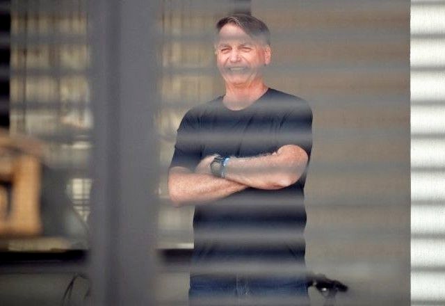 Moraes dá 24 horas para defesa esclarecer arma apreendida de Bolsonaro
