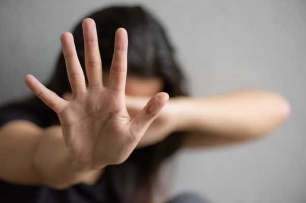 Contemplação lasciva forçada basta para configurar crime de estupro
