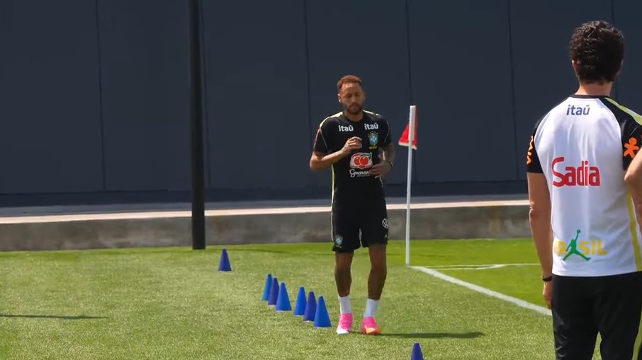 Neymar é integrado na Seleção e treina em grupo pela primeira vez na Copa do Mundo
