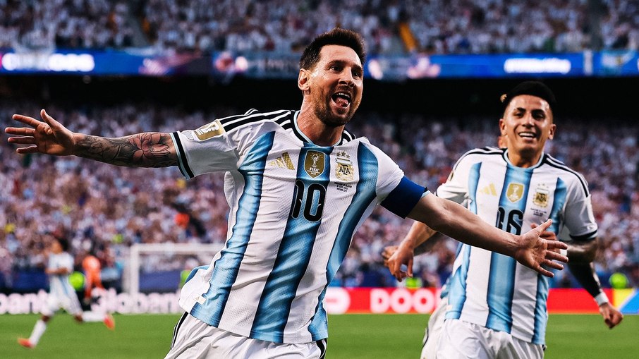 Messi faz história, faz 3 gols, dá show e Argentina vence Argélia na estreia da Copa do Mundo
