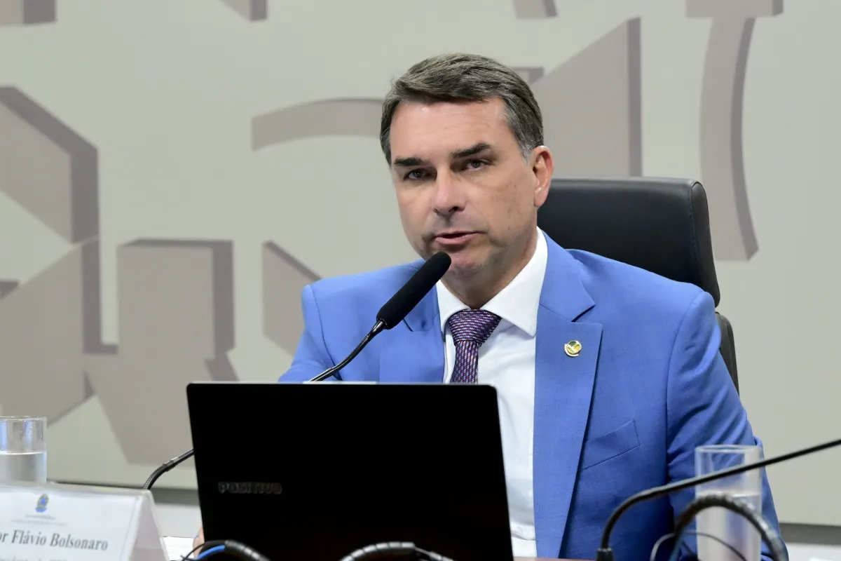Avanço do caso Master na esquerda tira Flávio Bolsonaro da defensiva e embaralha narrativas
