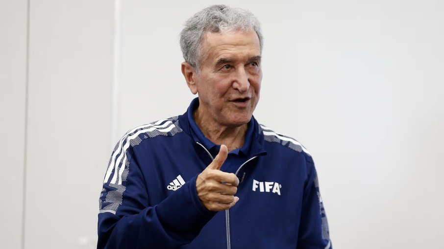 Carlos Alberto Parreira segue estável e respirando com ajuda de aparelhos em UTI
