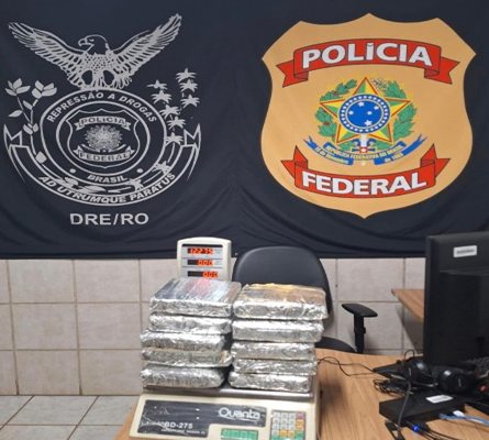 PF apreende mais de 26 kg de skunk e prende dois passageiros no aeroporto 