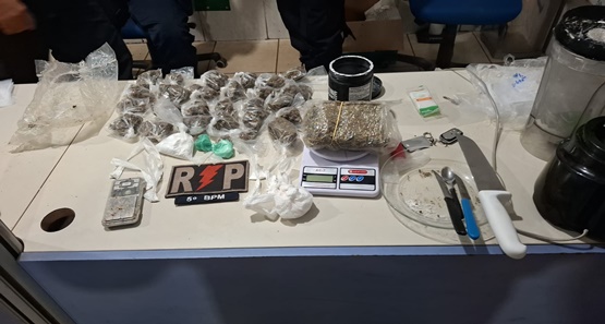 PM desmantela ponto de distribuição de drogas e prende suspeitos