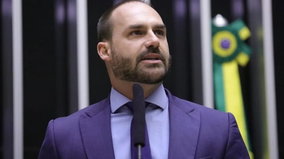 Eduardo manda "moer" bolsonaristas que criticam Flávio Bolsonaro em plena campanha 
