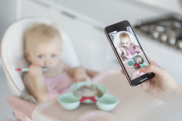Babá é condenada por publicar fotos de criança sem autorização
